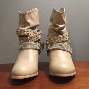 WOMEN'S BOOTS WITH STUDS