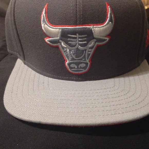 Snap back hat - Picture 2 of 3