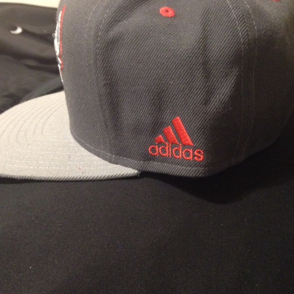 Snap back hat - Picture 3 of 3