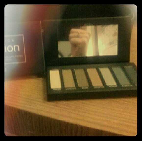 Younique eye shadow addiction pallette 4