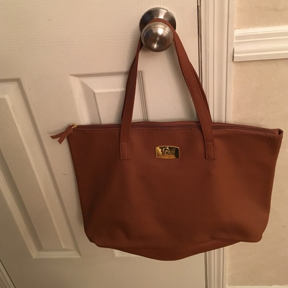 Leather pebbled purse with wristlet