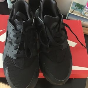 Kids all black Nike huaraches size 6.5 youth