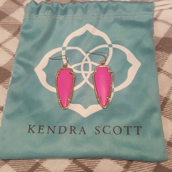 KENDRA SCOTT  hot pink arrow small earrings!