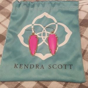 KENDRA SCOTT  hot pink arrow small earrings!