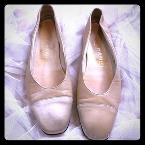 Classic CHANEL ballerina flats! Great for Fall! 🍁