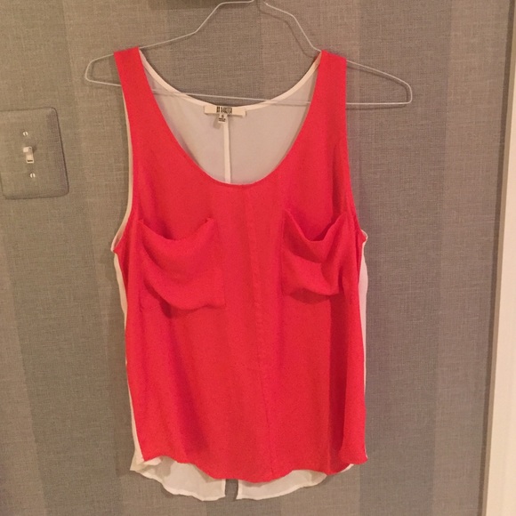 Double pocket sleeveless blouse