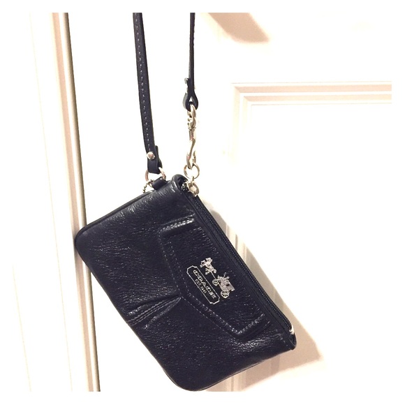 ⭐️Like New Leather Coach Wristlet⭐️