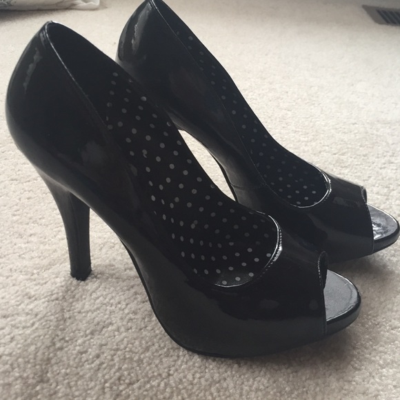 Patent leather peep toe pumps