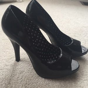 Patent leather peep toe pumps