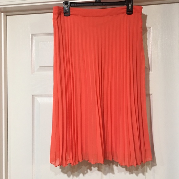 Pleated peach skirt