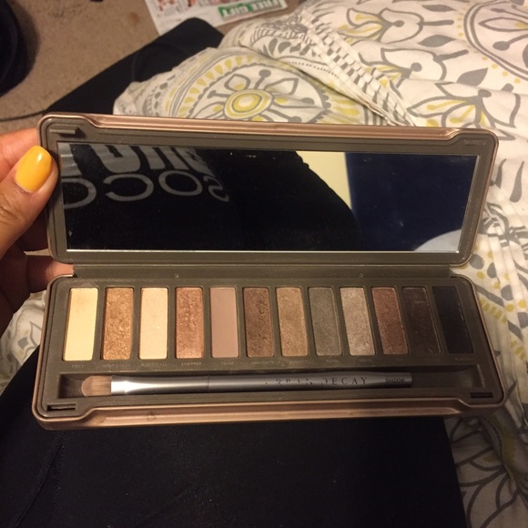 Urban Decay Naked 2 eyeshadow palette - Picture 2 of 3