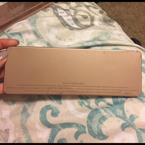 Urban Decay Naked 2 eyeshadow palette - Picture 3 of 3