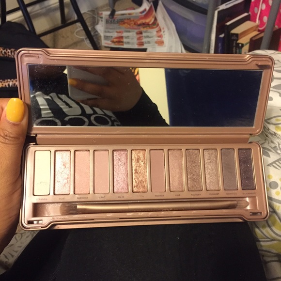 Urban Decay Naked 3 eyeshadow palette - Picture 2 of 3