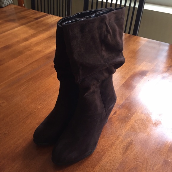 NWOB Dark Brown Faux Suede Boots. Size 7 1/2 - Picture 1 of 4