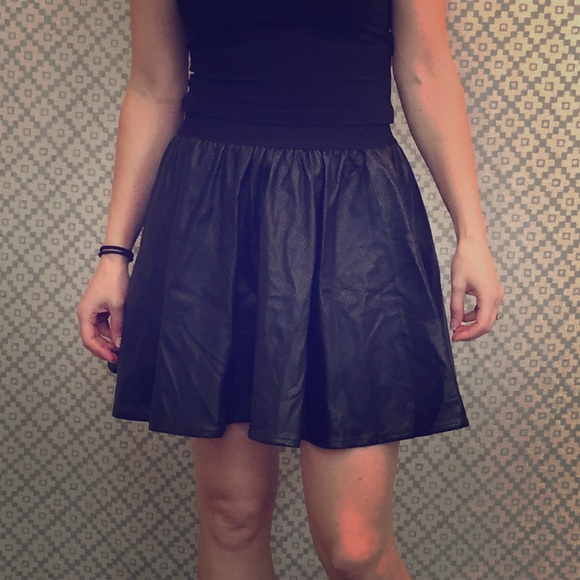 Perforated faux leather skirt w/ elastic waistband - Picture 1 of 4