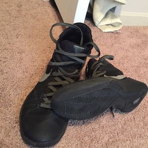 Basketball shoes