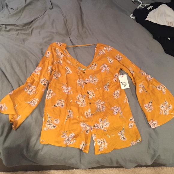 Never been worn Billabong blouse