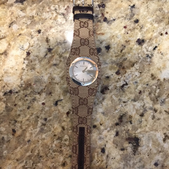 Gucci signature G watch in beige