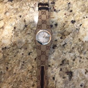 Gucci signature G watch in beige
