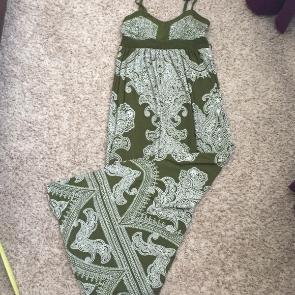 👗sold locally👗Green and white maxi