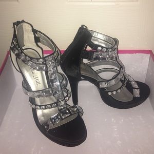 I am selling a pair of Alisha Hills black heels.