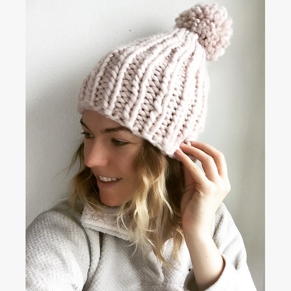 💕SALE💕 - CHUNKY KNIT POM HAT - - Picture 3 of 4