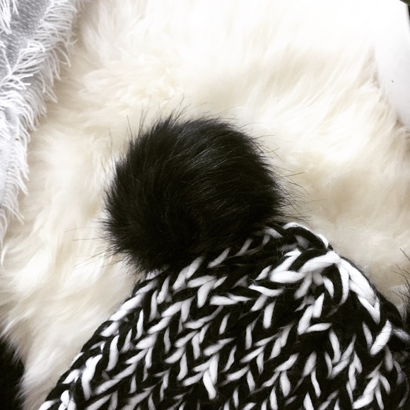 ๐HP๐ - MARLED KNIT DOUBLE POM HAT - - Picture 2 of 3