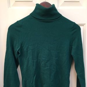 Banana republic hunter green turtle neck