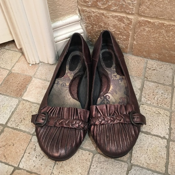 Born metallic flats