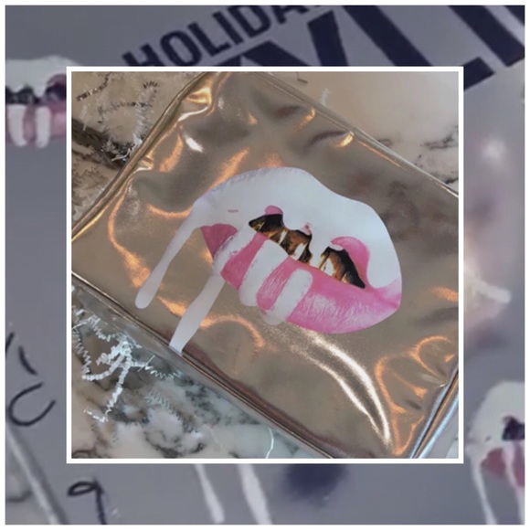 Kylie Holiday Edition Make Up Bag 💋💯% Auth - Picture 3 of 4
