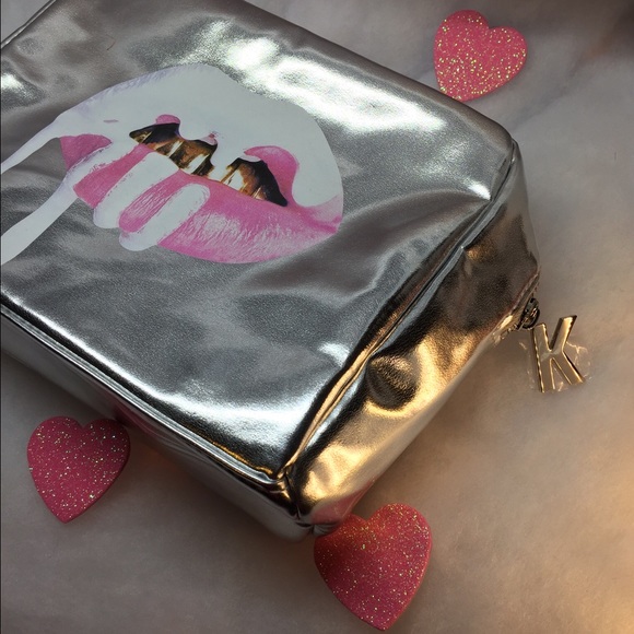 Kylie Holiday Edition Make Up Bag 💋💯% Auth - Picture 2 of 4