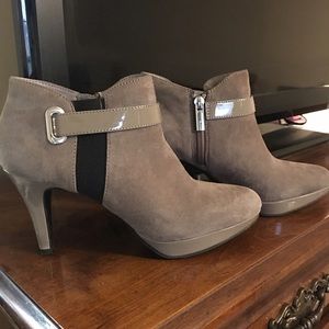 SOLD!! Gorgeous booty/pumps!