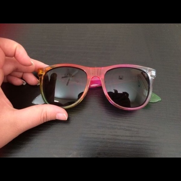 ☀️⛱Victoria's Secret Sunglasses ⛱☀️ - Picture 2 of 3