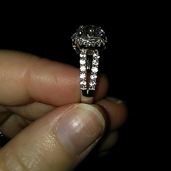 Engagement ring - Picture 2 of 2