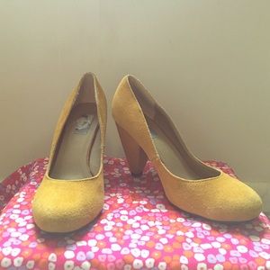Urban Outfitters Mustard Yellow Pumps