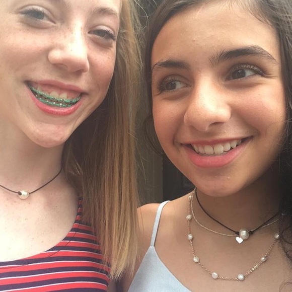 Black leather and freshwater pearl necklace. - Picture 2 of 2