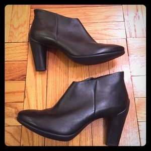 ECCO Sculptured 75 Black Leather Booties Sz 9