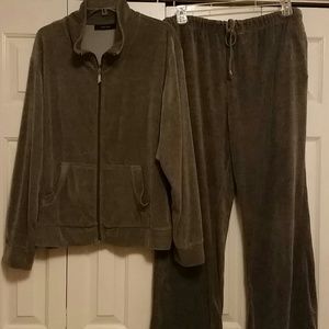 LIKE NEW JOGGERS/SWEAT SUITS