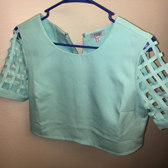 Shirt with cutouts in the sleeves