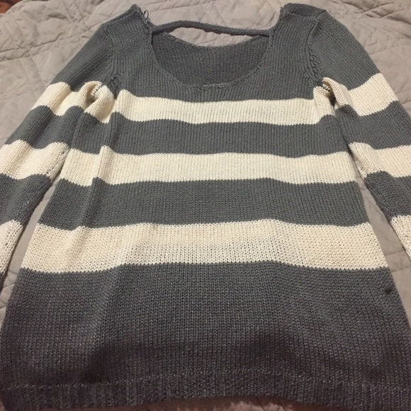 Cutest Sweater PinkโขRose has the strap n the bk ๐ - Picture 3 of 4