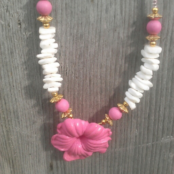 Pink flower with shells beaded necklace NWOT
