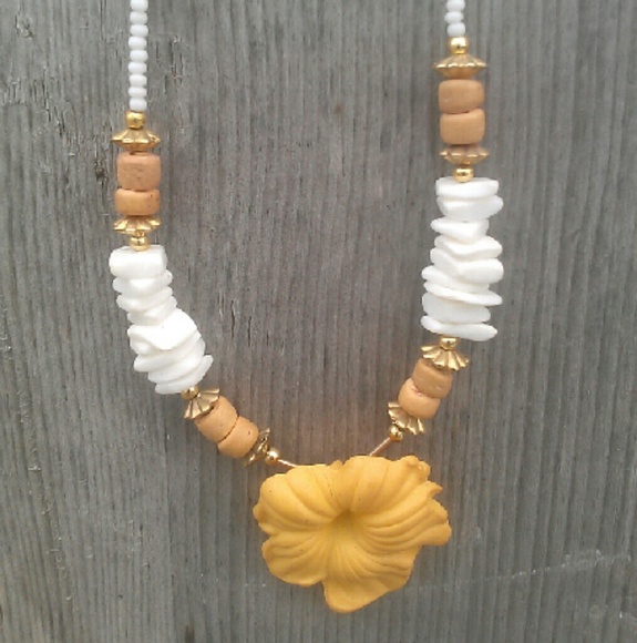 Yellow flower & white shells necklace NWOT