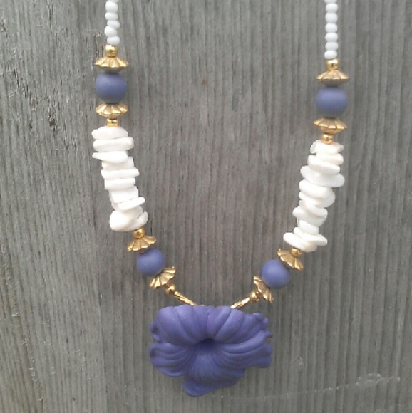 Purple flower with white beads necklace NWOT