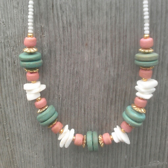 Pink, green, & white beaded necklace NWOT.