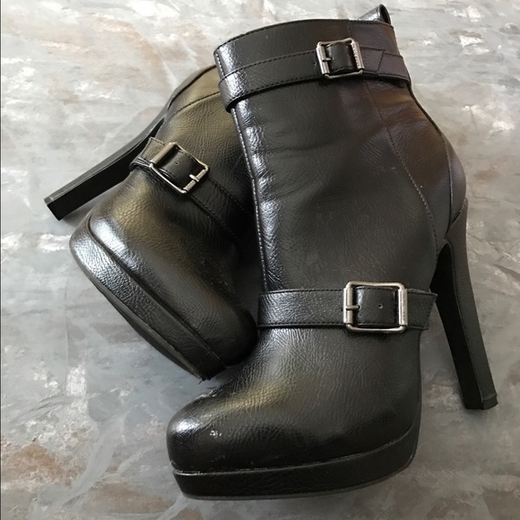 Simply Vera by Vera Wang 5" Heeled Leather Boots