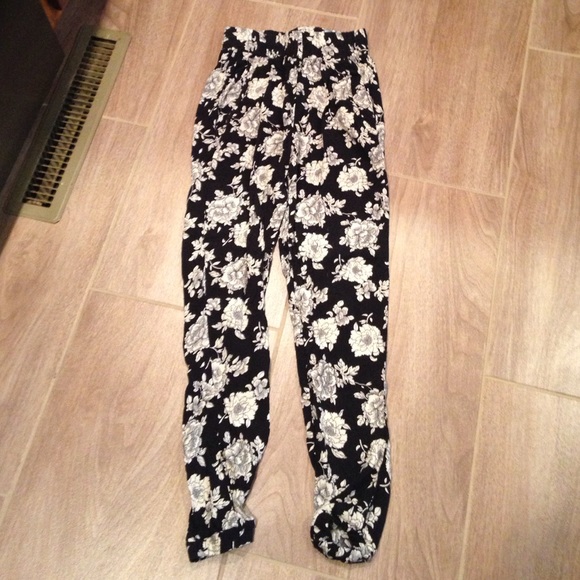 Brandy Melville Pants - Brandy Melville ankle pants