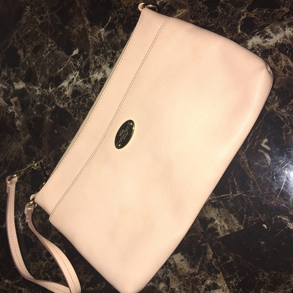Coach wristlet (peach)