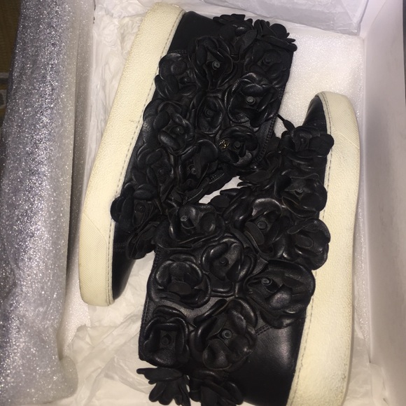 Chanel camellia sneakers in BLk sz38