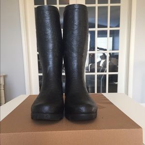 Black rubber rain boots by Ugg