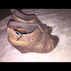 Wedges from the buckle